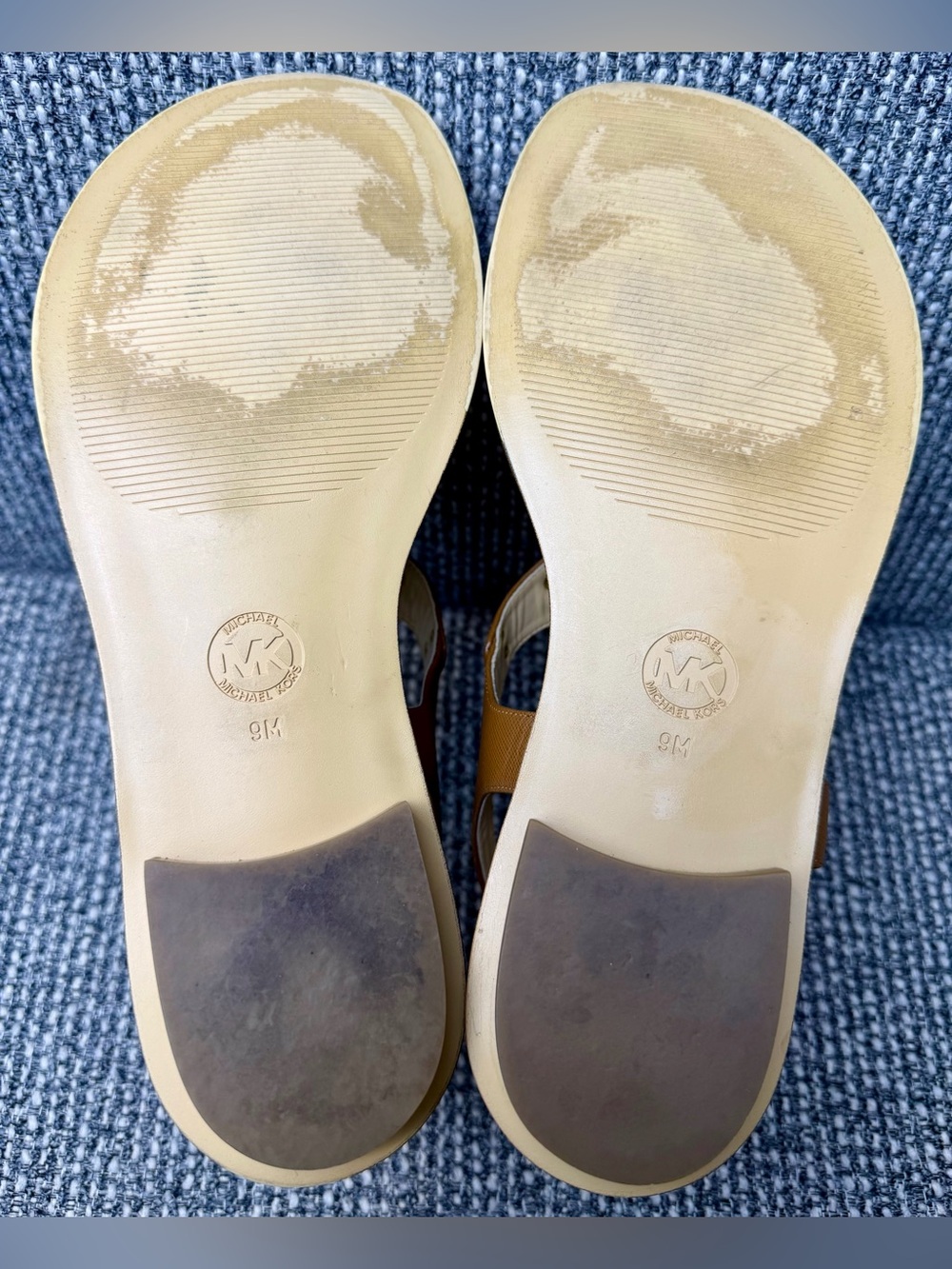 Michael Kors MK Logo Plate T Strap Thong Sandals Luggage Brown Women’s 9M - Picture 6 of 9